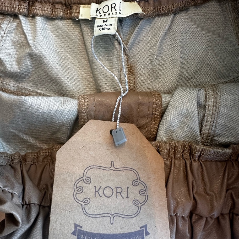 Women’s Kori Faux Leather Shorts NWT SIZE MEDIUM - Picture 3 of 6